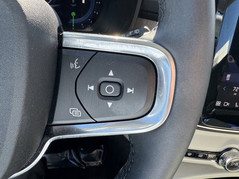 Certified 2024 Volvo XC40 B5 Plus image 31
