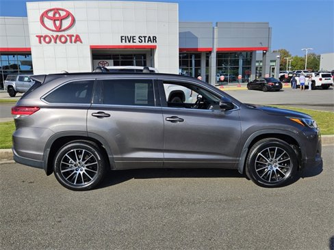 Used 2018 Toyota Highlander SE image 17