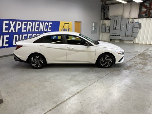 Used 2025 Hyundai Elantra Sport image 8