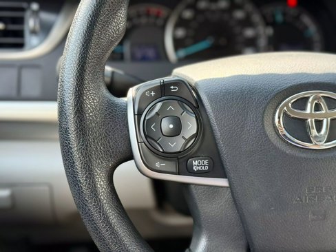 Used 2012 Toyota Camry L image 35