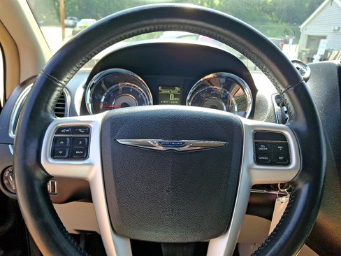 Used 2016 Chrysler Town & Country Touring image 23