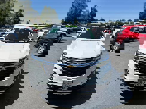 Used 2024 Chevrolet Equinox LT image 3