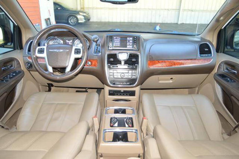 Used 2016 Chrysler Town & Country Touring-L image 16