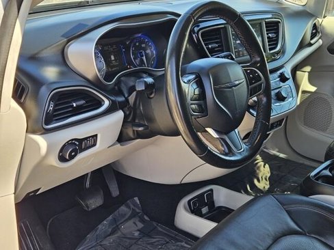 Used 2020 Chrysler Pacifica Touring-L image 14