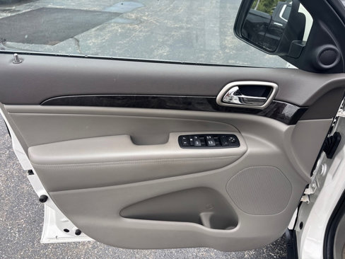 Used 2011 Jeep Grand Cherokee Laredo image 9