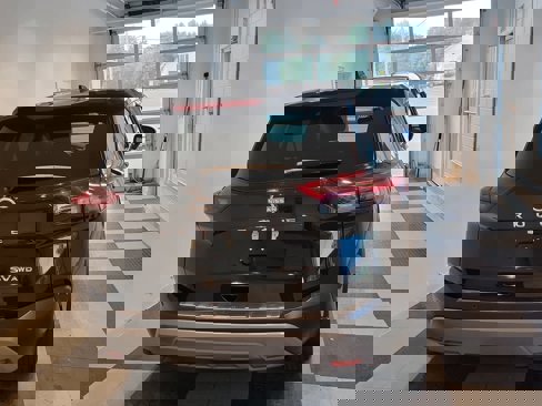 Used 2022 Nissan Rogue SV image 4