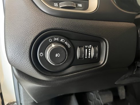 Used 2016 Jeep Renegade Limited image 17