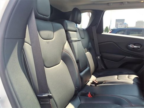 Used 2019 Jeep Cherokee Trailhawk image 11