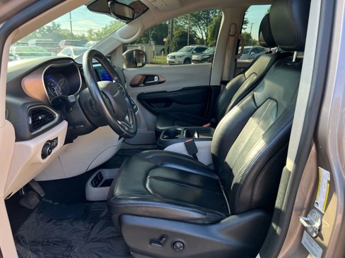 Used 2017 Chrysler Pacifica Touring-L image 16