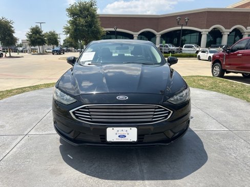 Used 2017 Ford Fusion SE w/ Fusion SE Technology Package image 2