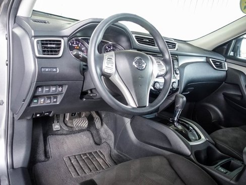 Used 2016 Nissan Rogue SV w/ SV Premium Package image 2