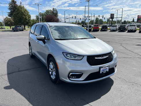 Used 2023 Chrysler Pacifica Touring-L image 9