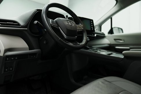 Used 2024 Toyota Sienna Limited image 19