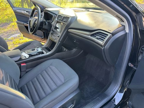 Used 2017 Ford Fusion SE w/ Fusion SE Technology Package image 11