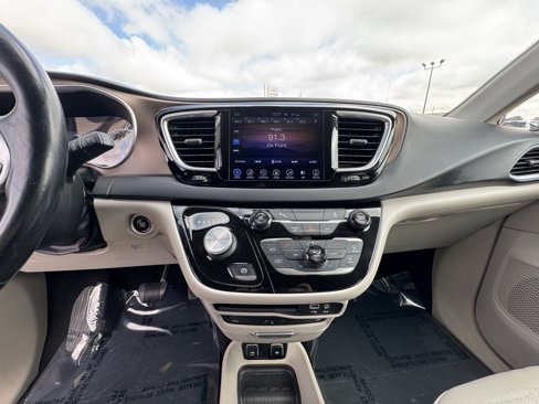 Used 2017 Chrysler Pacifica Touring-L Plus image 28