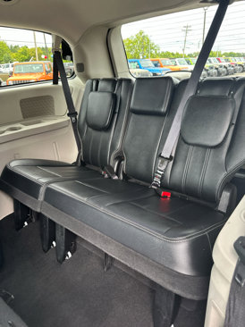 Used 2016 Chrysler Town & Country Touring image 11