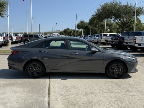 Used 2023 Hyundai Elantra SEL image 3