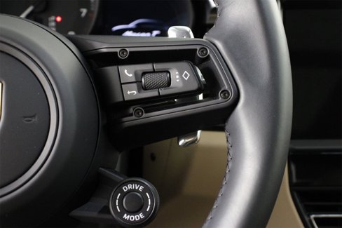Certified 2025 Porsche Macan Turbo image 15