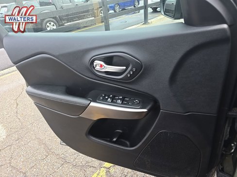Used 2019 Jeep Cherokee Limited image 1