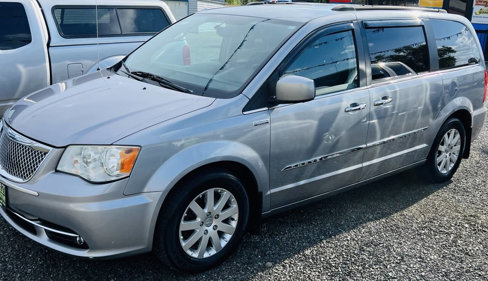 Used 2014 Chrysler Town & Country Touring w/ Mopar Premium Addition Group image 1