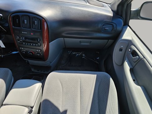 Used 2005 Chrysler Town & Country LX image 4
