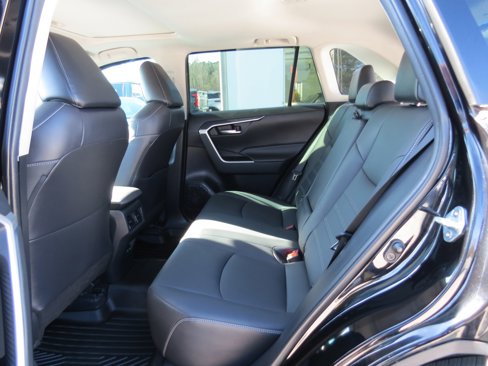 Used 2021 Toyota RAV4 XLE Premium image 14