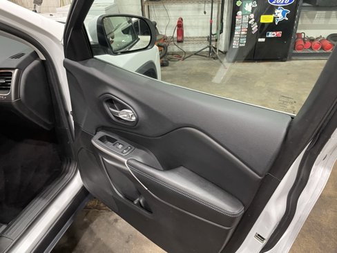 Used 2019 Jeep Cherokee Latitude Plus w/ Cold Weather Group image 18