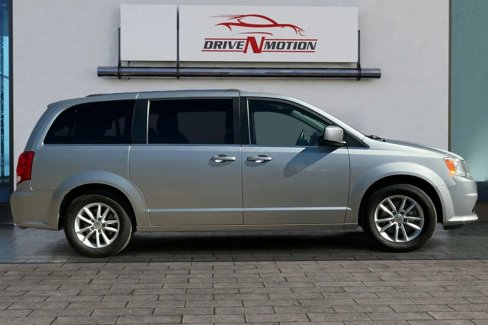 Used 2019 Dodge Grand Caravan SXT image 3