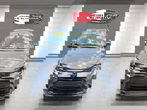 Used 2025 Toyota Corolla LE image 3