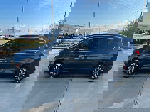 Used 2021 Chrysler Pacifica Touring-L image 2