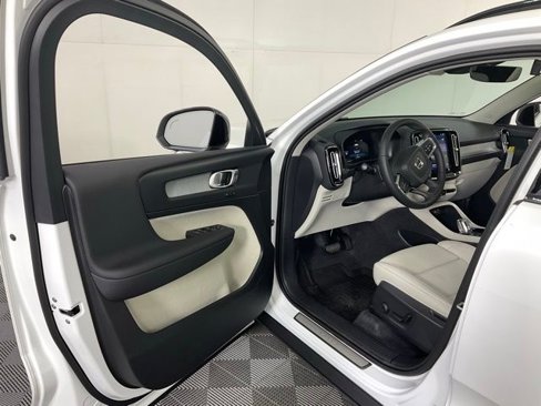 New 2025 Volvo XC40 B5 Plus w/ Protection Package Premier image 25