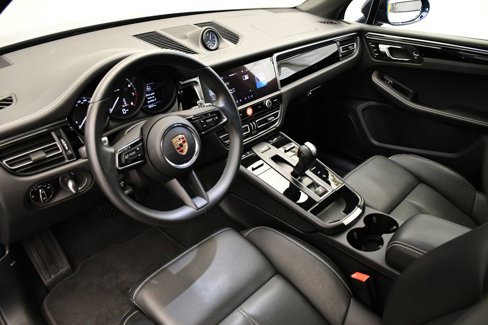 Certified 2025 Porsche Macan image 4
