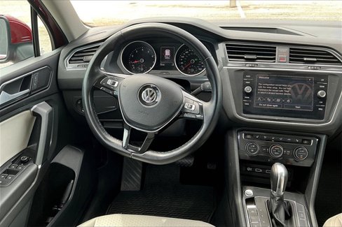 Used 2018 Volkswagen Tiguan SE w/ Panoramic Sunroof Package image 18