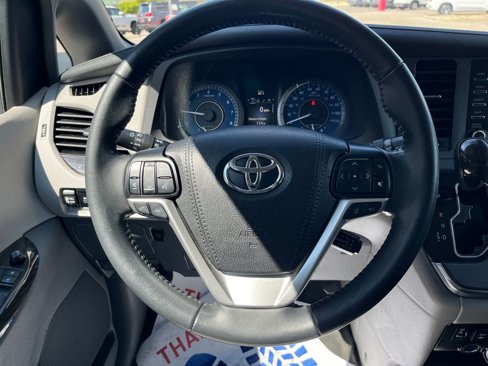 Used 2019 Toyota Sienna XLE image 15
