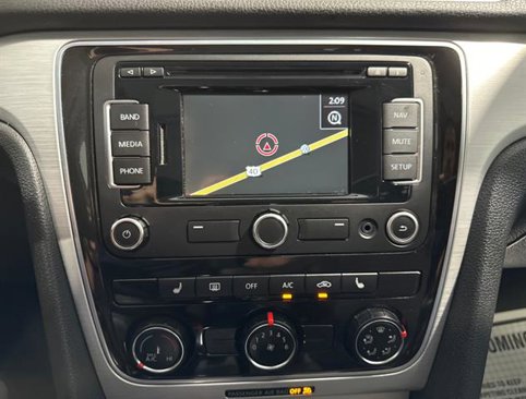 Used 2013 Volkswagen Passat 3.6 SE image 21