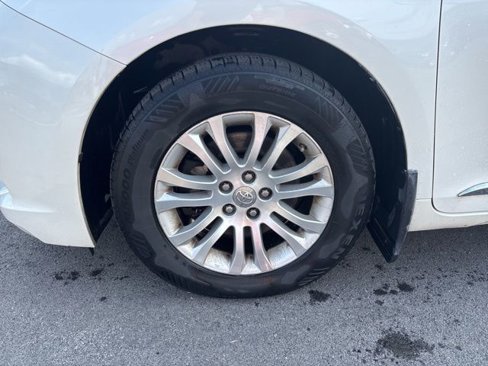 Used 2016 Toyota Sienna L image 2