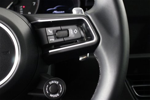 Certified 2025 Porsche Macan image 15