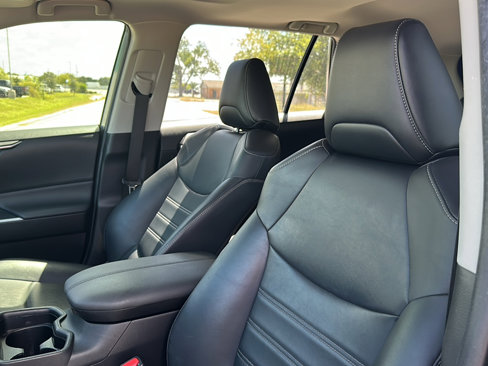 Used 2020 Toyota RAV4 XLE Premium image 14