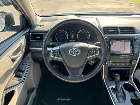 Used 2016 Toyota Camry SE image 11