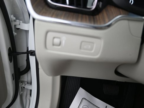 Certified 2022 Volvo XC60 B5 Momentum w/ Advanced Package image 15