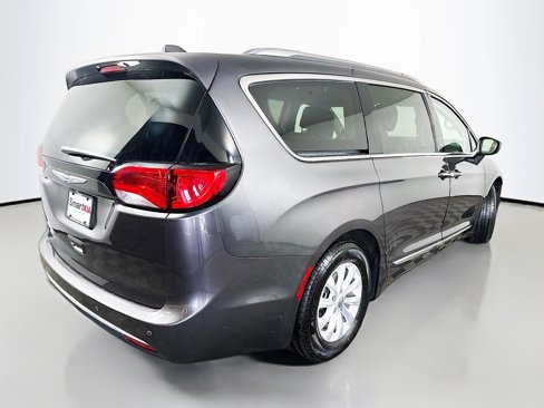 Used 2019 Chrysler Pacifica Touring-L image 7