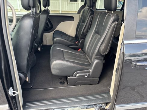 Used 2016 Chrysler Town & Country Touring image 14