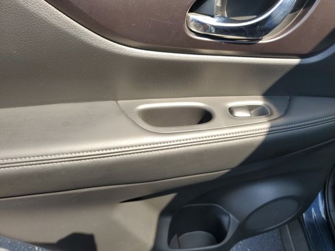 Used 2016 Nissan Rogue SV w/ SV Premium Package image 12