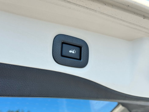 Used 2018 Nissan Rogue SV w/ Sun & Sound Touring Package image 17