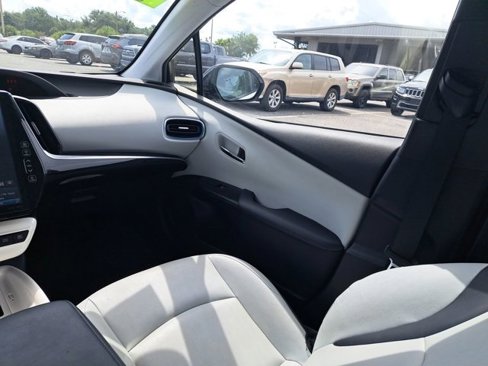 Used 2018 Toyota Prius Four image 3