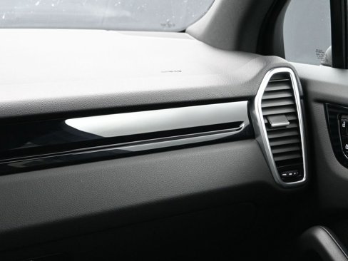 Certified 2020 Porsche Cayenne E-Hybrid w/ Premium Plus Package image 21