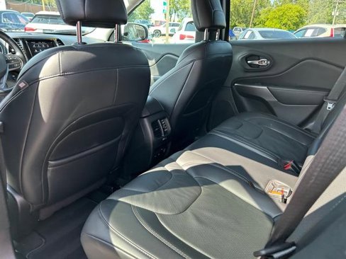 Used 2019 Jeep Cherokee Limited image 12