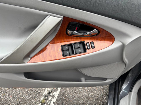 Used 2011 Toyota Camry XLE image 12