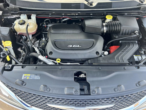 Used 2017 Chrysler Pacifica Touring-L image 19