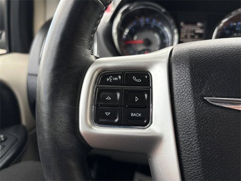 Used 2016 Chrysler Town & Country Touring-L w/ Driver Convenience Group image 13